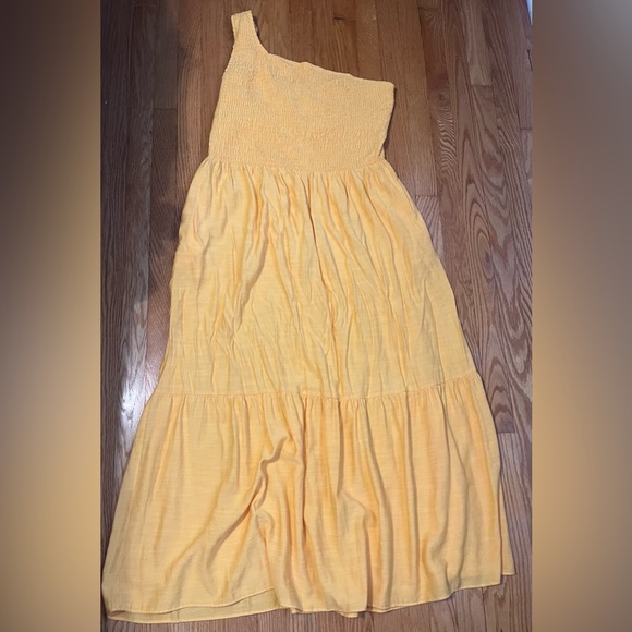 Nine West One-Shoulder Rayon Smocked Tiered Maxi Dress Liquid Gold Plus Size 1X - Picture 4 of 5